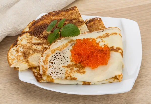 Pannenkoeken met rode kaviaar — Stockfoto