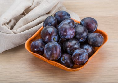 dojrzała śliwka świeży