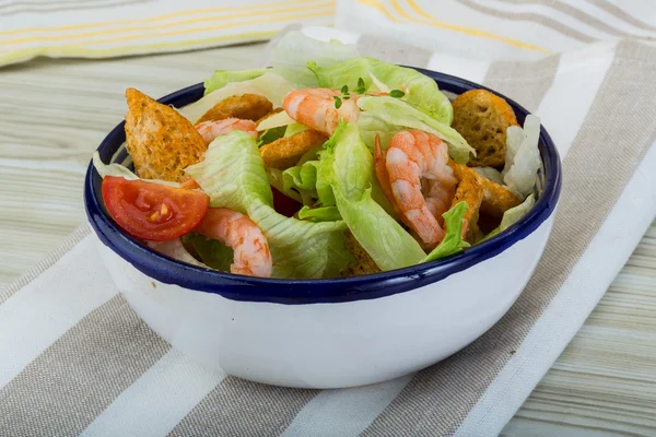 Caesar salad with shrimps — Stock Photo, Image