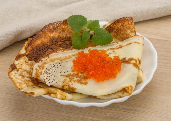 Pannkakor med röd kaviar — Stockfoto