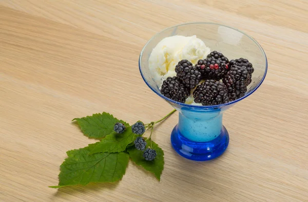 Helado con mora — Foto de Stock