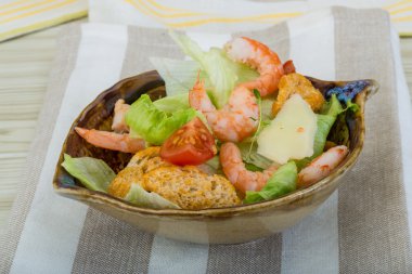 Karidesli Sezar salatası