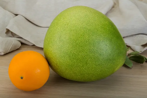 Green pomelo and orange — Stock Photo, Image