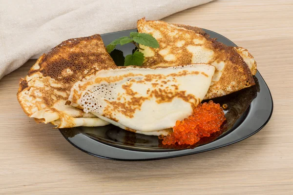 Pannkakor med röd kaviar — Stockfoto