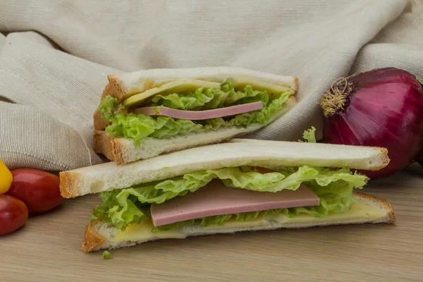 Sanduíche com queijo e salsichas — Fotografia de Stock