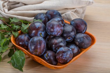 dojrzała śliwka świeży