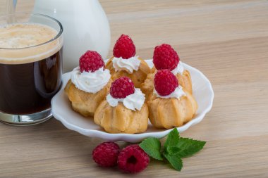 Ahududu ile profiterol