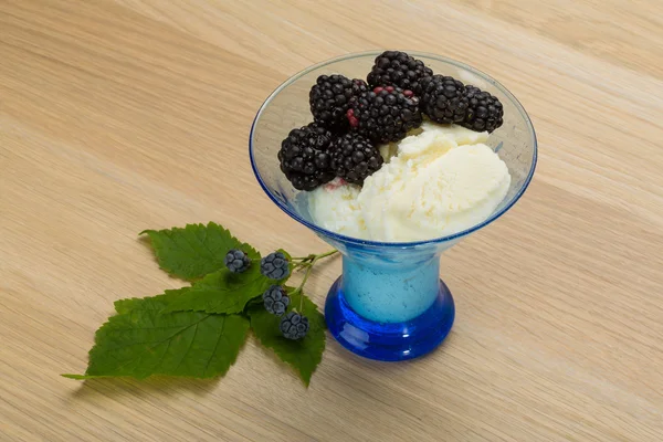 Helado con mora — Foto de Stock