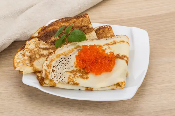 Pannenkoeken met rode kaviaar — Stockfoto