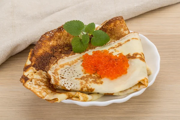 Frittelle con caviale rosso — Foto Stock