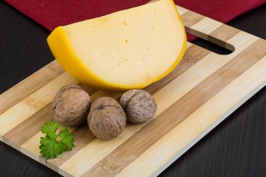 Sarı yuvarlak peynir