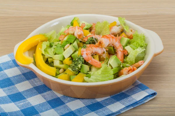 Ensalada con camarones y aguacate —  Fotos de Stock