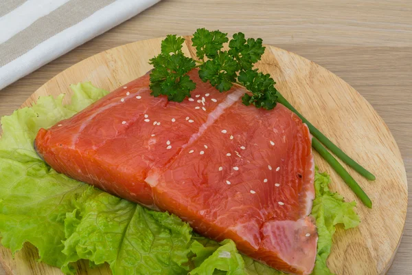 Salmón con ensalada —  Fotos de Stock