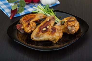 Kızarmış tavuk kanadı.
