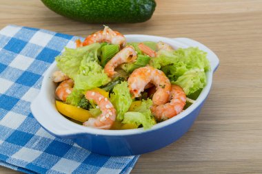 Karides ve avokado salatası.