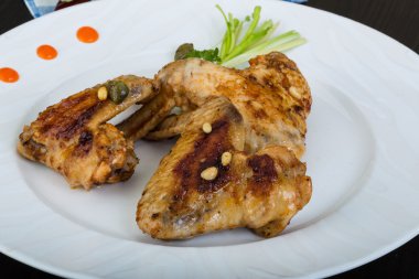 Kızarmış tavuk kanadı.