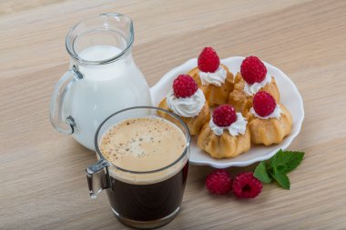 Ahududu ile profiterol