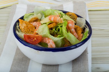 Karidesli Sezar salatası