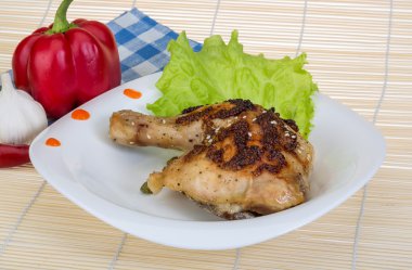 Kızarmış tavuk budu.