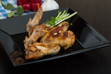 Kızarmış tavuk kanadı.