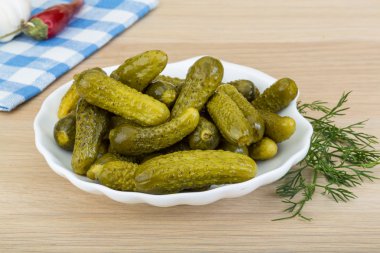 Marine edilmiş küçük salatalık