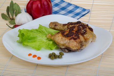 Kızarmış tavuk budu.