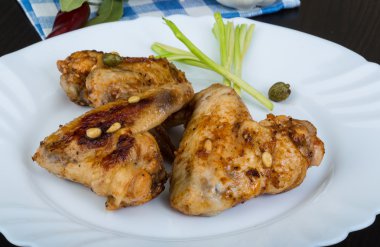 Kızarmış tavuk kanadı.