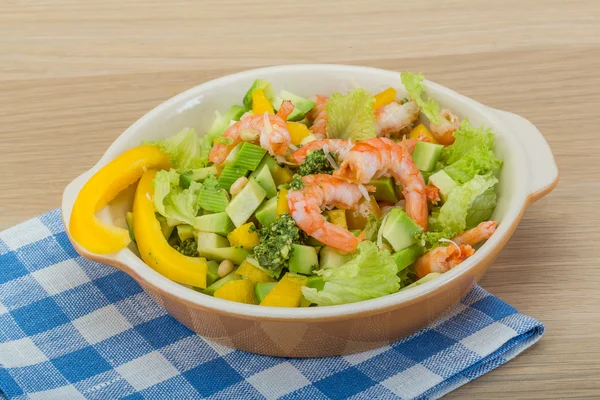 Salat mit Garnelen und Avocado — Stockfoto