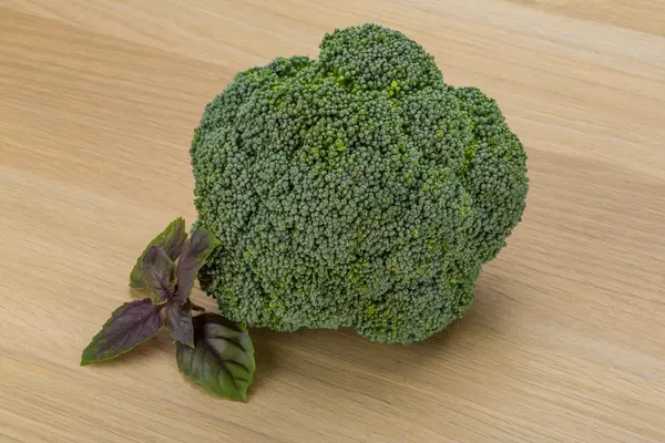 Świeże brokuły na biurku — Zdjęcie stockowe