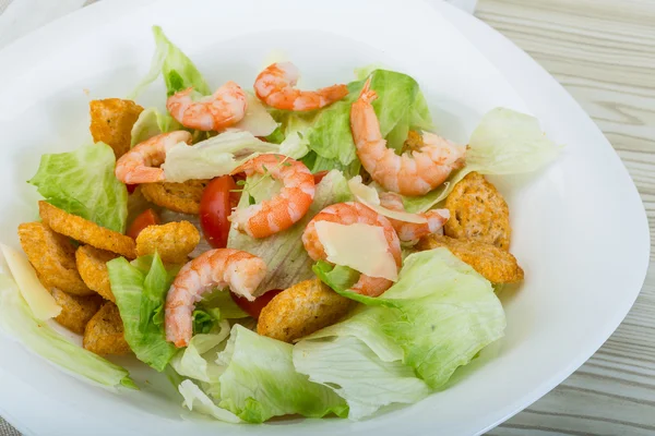 Caesar-Salat mit Garnelen — Stockfoto