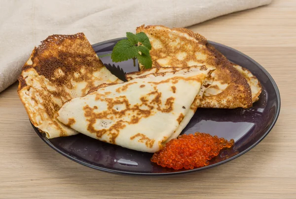 Pannkakor med röd kaviar — Stockfoto