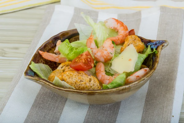 Caesar salad with shrimps — Stock Photo, Image