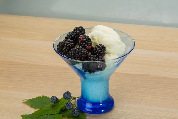 Helado con mora — Foto de Stock