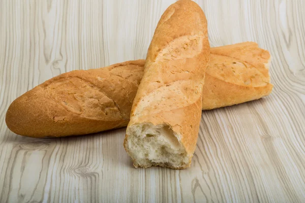 Gebrochenes frisches Brot — Stockfoto