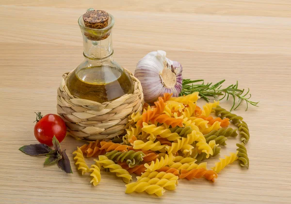 Rå fusilli med rosmarin — Stockfoto