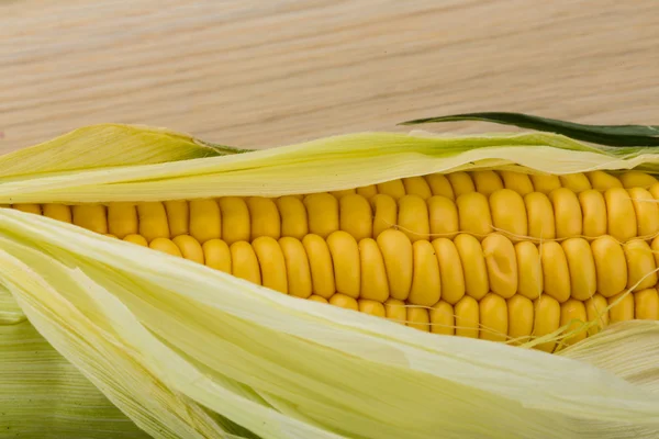 Ripe corn on the board — Stock Photo, Image