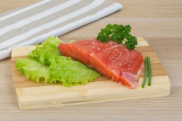 Salmon with salad leaves — Stock Photo, Image