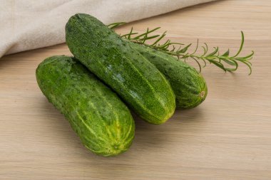 Tahta üzerinde taze salatalık