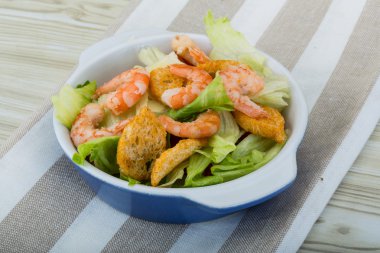 Karidesli Sezar salatası