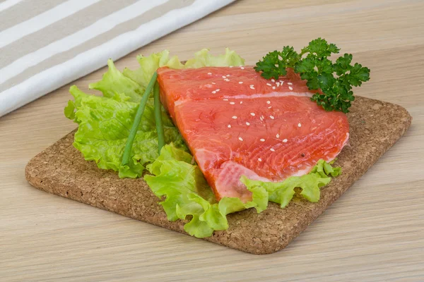 Zalm met salade bladeren — Stockfoto