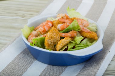 Karidesli Sezar salatası