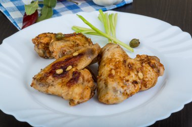 Kızarmış tavuk kanadı.