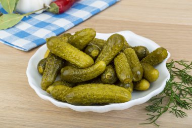 Marine edilmiş küçük salatalık