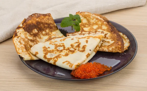 Pannkakor med röd kaviar — Stockfoto