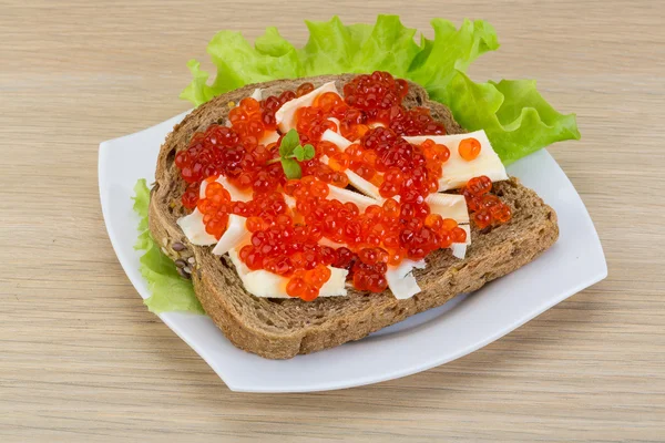 Sanduíche com caviar vermelho — Fotografia de Stock