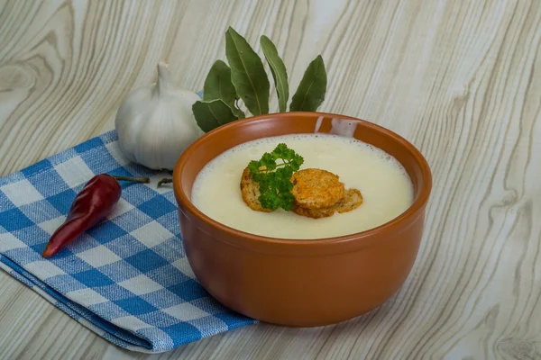 Сырный суп с гренками — стоковое фото