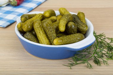 Marine edilmiş küçük salatalık