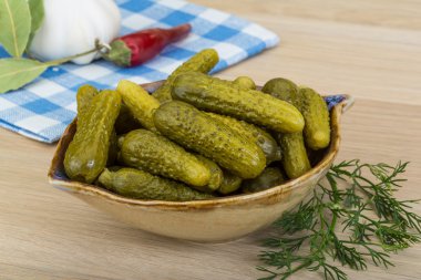 Marine edilmiş küçük salatalık