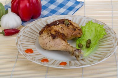 Kızarmış tavuk budu.