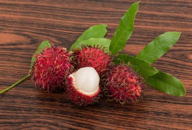 Taze Rambutan yaprakları ile